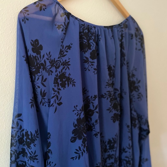 NWT Torrid Navy & Black Floral Tulip Back Blouse - Picture 9 of 10